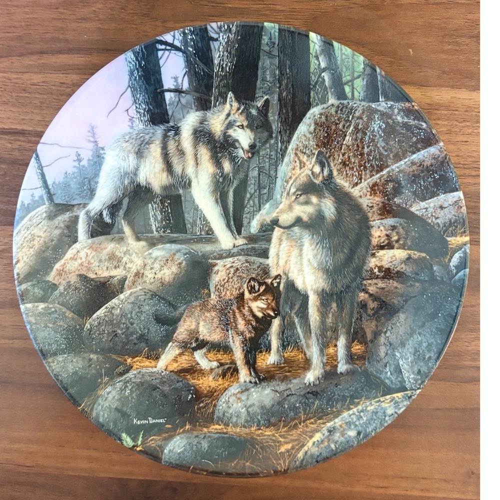 Knowles A New Future Kevin Daniel Wolf Collector Plate Call of the Wilderness